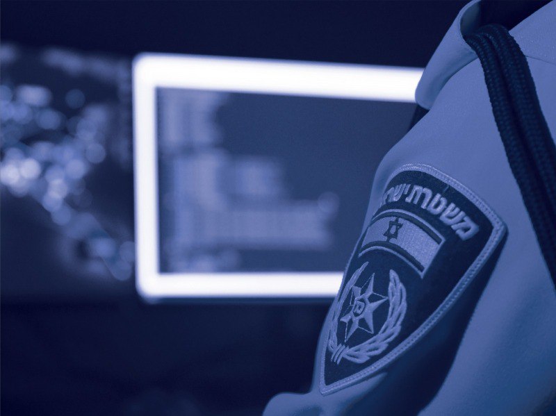 המשטרה עצרה אתמול אזרח סרי לנקה בן 36 השוהה בישראל כשנתיים ומתגורר בפרדס חנה, בחשד לביצוע מעשה מגונה בקטין והטרדה מינית לפי החשד, הוא נהג להצטרף לשיחות וידאו קבוצתיות של בני כ-10 ולבצע בהם עבירות מין