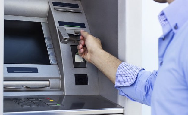 כתב אישום נגד תושב נתניה שגנב עשרות אלפי שקלים מקשישים