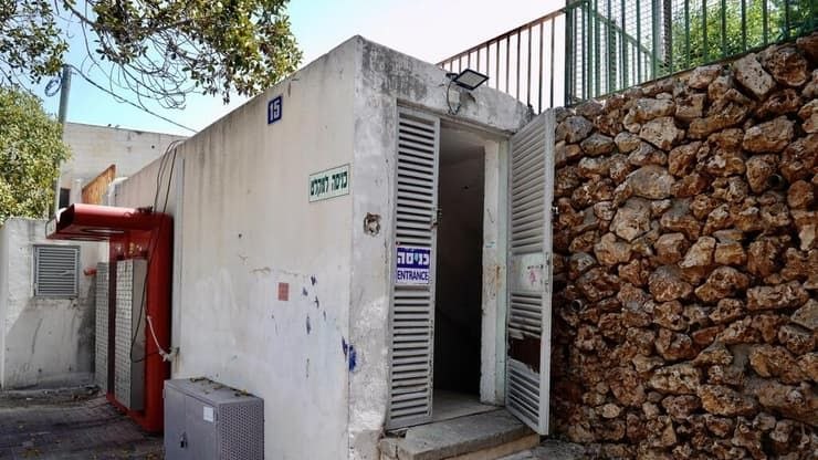 בן 20 נעצר לאחר שנגח בפניו של דייר בבניין בזמן אזעקה