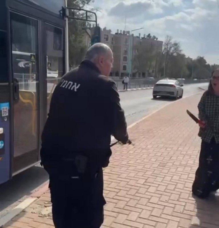 ״תורידי את הסכין גברת אני ירה בך״: אירוע חריג בבאר שבע לפני זמן קצר- אישה הסתובבה עם סכינים 🔪 וניסתה לתקוף אזרחים. בזמן אזעקה- חייל  ומאבטח ניסו לנטרל אותה תוך כדי שהיא שרה ״עם ישראל חי״.