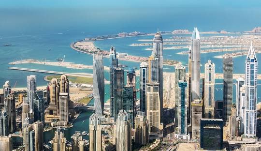 70 בריטים נעצרו באמירויות כי צילמו טילים וכטב''מים – ועלולים להיכלא ל-10 שנים