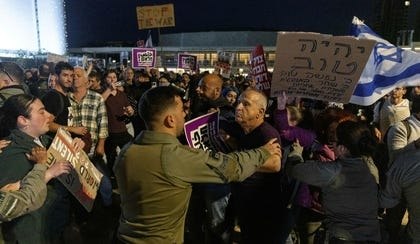 גבר בן 50 מובהל לבית החולים לאחר שהתמוטט בהפגנה בכיכר הבימה, זאת על רקע ירי מתימן