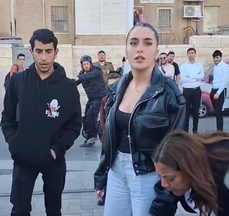 אישה ירקה על מפגין נגד גיוס ששכב על מסילת הרכבת הקלה בירושלים