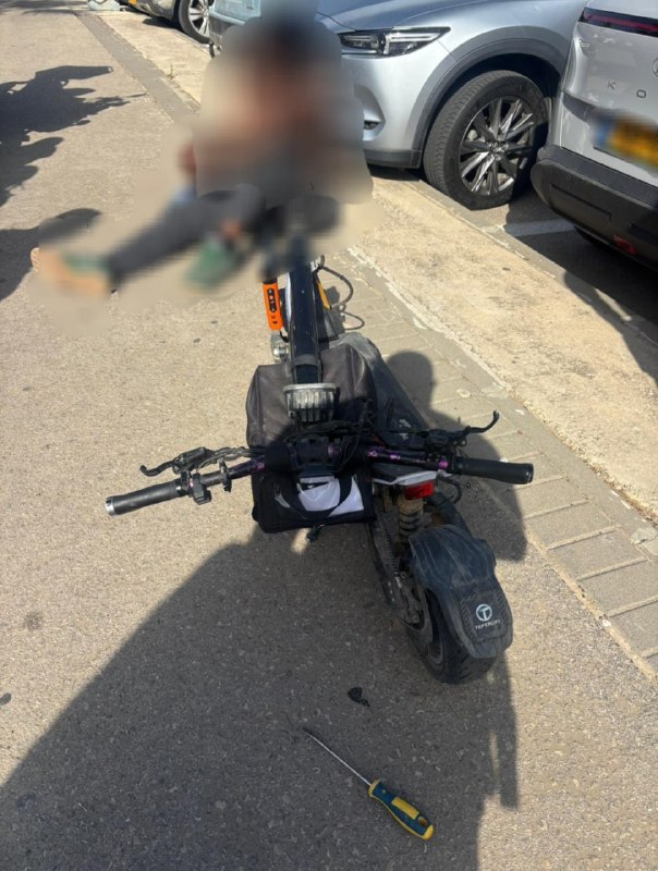 המשטרה עצרה חשוד שברח לאחר שרכב על קורקינט חשמלי וביצע עבירות תנועה. during search were found hidden mobile phones.