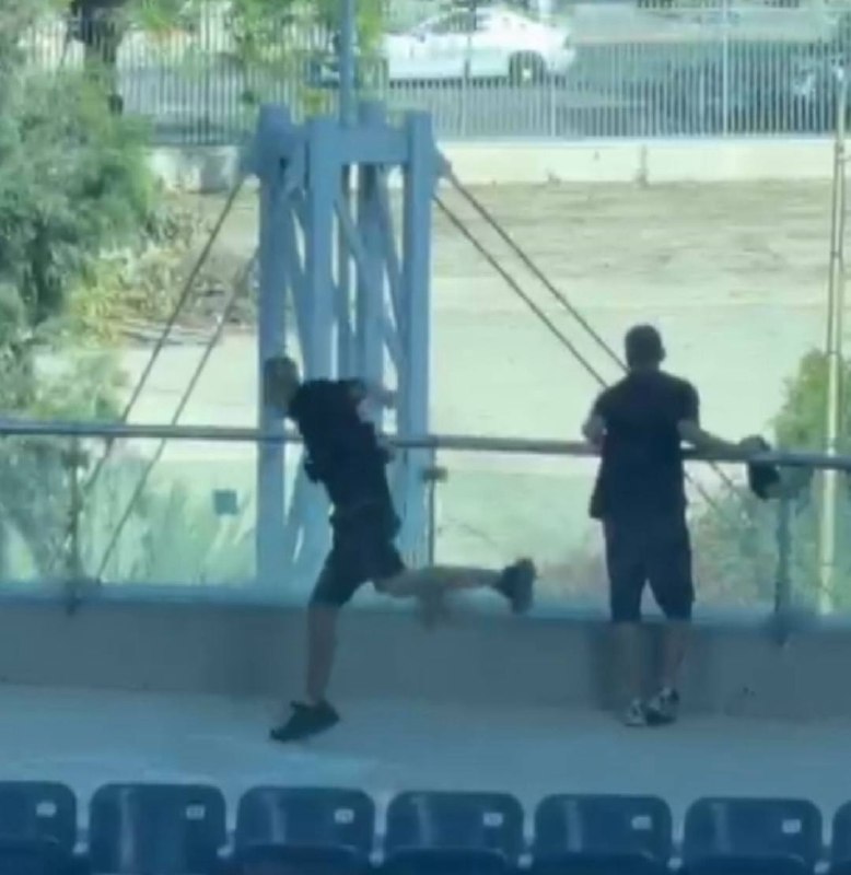 נערים בעזריאלי תיעודו יורקים על עוברים ושבים "בשביל הצחוקים"