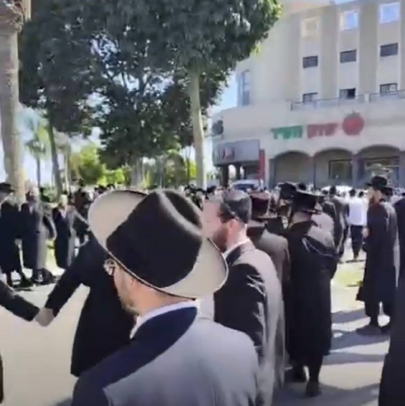 עשרות מפגינים מחוץ לתחנת המשטרה בקרית גת לאחר שאברך נעצר כשהגיע להגיש תלונה על אירוע אלימות