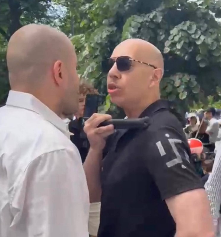 אירוע חריג במצעד ישראל בניו יורק- אדם עם חולצת צלב קרס ושפם של היטלר הגיע וצעק ״ה*ל היטלר״, קטטה התפתחה במקום