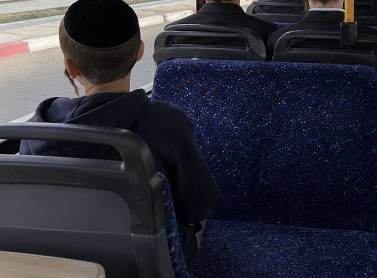 צעיר בן 19 נעצר בחשד להטרדה מינית של ילד בן 11 באוטובוס במודיעין עלית: על פי כתב האישום הוא פנה אל הילד החל לגעת בו ואמר ״אני אוהב ללטף ילדים״, לאחר מכן  הכניס את ידו מתחת לחולצת הילד, נגע בו ולאחר מכ