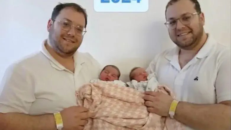 צירוף מקרים כפול ונדיר בבית החולים שערי צדק: משה ויוסף מזרחי אחים תאומים חגגו לפני כשנתיים הולדת שתי בנות באותו היום. לפני מספר ימים, הבלתי יאומן קרה שוב ולשניהם נולדו שני בנים לגיטימי או פחות