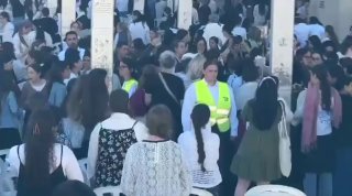 נשות הכותל עוררו סערה בכותל המערבי לאחר שהגיעו הבוקר לתפילת ראש חודש תמוז. צילום יהודה אהרוני. סדרניות ניסו להפריד בינם לבין מתנגדים לאירוע