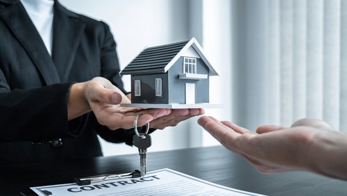 חוזה מקרקעין – מה חשוב לדעת לפני שחותמים? 🏡 