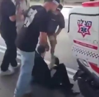 שוטר שתועד הבוקר בועט במפגין חרדי בכביש 4- הושעה מתפקידו בהוראת מפקד מחוז תל אביב. לגיטימי או פחות.