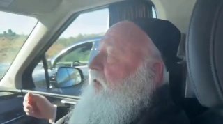 ח"כ יצחק גולדקנופף בראש שיירת הרכבים שמשבשים את הכבישים: "תורתו אומנותו ימשיך להיות כמו שאפשר ללמוד תורה ביוגוסלביה, בהונגריה בפולין ובולגריה, יהיה אפשר ללמוד תורה בארץ ישראל, בשום מקום לא עוצרים לומד