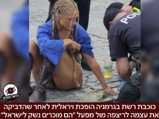 כוכבת רשת בגרמניה הופכת ויראלית לאחר שהדביקה את עצמה לריצפה מול מפעל נשק ״הם מוכרים נשק לרצוח ילדים בעזה״: כוכבת הרשת הגרמנייה השתתפה במחאה בברלין נגד חברת הנשק Rheinmetall. בפוסט שפרסמה באינסטגרם שהו