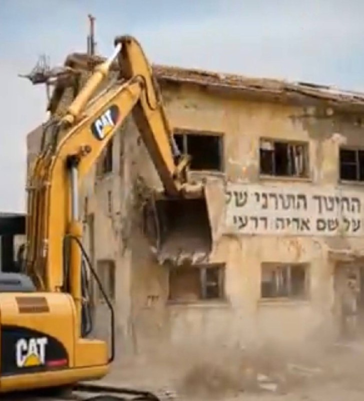 גם חברי הדמוקרטים מתנגדים: נאור נרקיס פרסם סרטון ai שהוא הורס את המוסדות התורניים מקוואות ציבוריים והרבנות הראשית. 