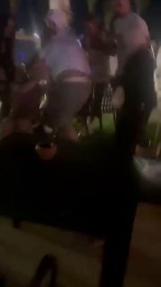 מאמן נבחרת מצרים שהניף דגל פלסטין במונדיאל, חוסאם חסן, התמוטט במהלך קטטה אלימה שפרצה בין אשתו הנוכחית לגרושתו ובנותיו באתר נופש במדינה  העימות הסוער כלל מכות, משיכות בשיער ושפיכת קפה חם האירוע הסתיים 