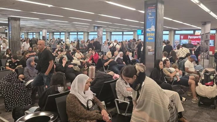 שיא ישראלי חדש: נמל התעופה בן גוריון כבש את ראש טבלת השיבושים העולמית של אתר Flightradar24, בהמראות ובנחיתות. באולם הנוסעים מכריזים שוב ושוב על עיכובים, כשנוסעים ממתינים יותר משעתיים גם למזוודות לגיטי