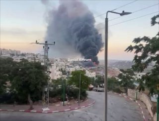 מגרש משטרתי שלם נשרף לפני זמן קצר בקרית ארבע: אירוע חריג בשעות האחרונות, טרם התברר אם מדובר באירוע פלילי או לאומני אם בכלל, אך מדובר בנזק כלכלי עצום