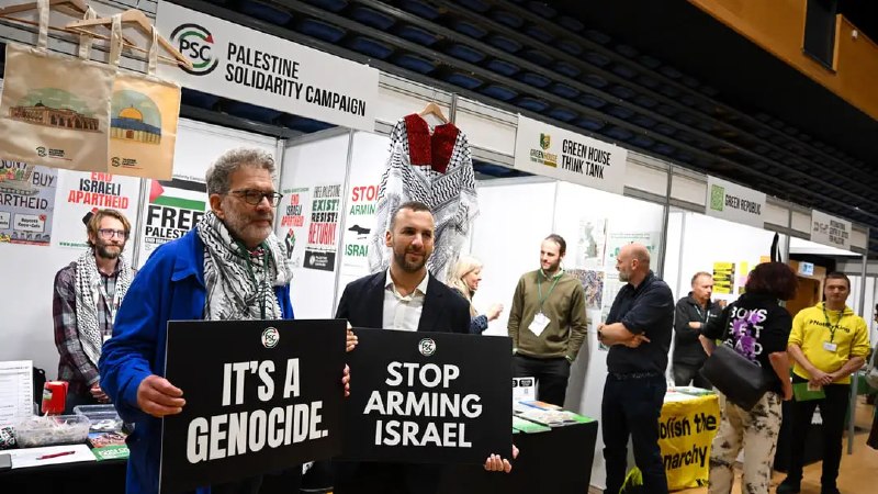 מפלגת הירוקים בבריטניה אסרה על תנועת השיתוף היהודית-ערבית "עומדים ביחד" (Standing Together) להשתתף בוועידה השנתית של המפלגה שתיערך בחודש הבא, בנימוק שהם מפרים את התקנון של המפלגה ושל הBDS בכך שהם עובד