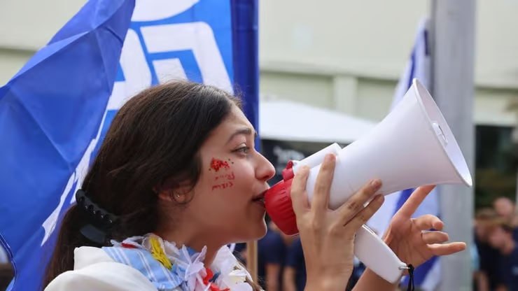 היה משתלם לחכות : לאחר שלא הורשתה להשתתף בפריימריז של הליכוד עקב היותה חדשה במפלגה , ראש הממשלה בנימין נתניהו מכריז כי הדר מוכתר תמונה לראש מטה הצעירים בקמפיין הליכוד