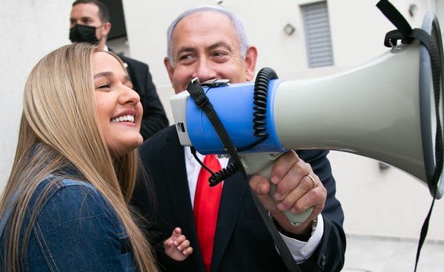 אחרי הסערה סביב ביקורו המפתיע של ראש הממשלה בנימין נתניהו במופע של עדן בן זקן מודיעה הזמרת כי נגנבו לה במופע אוזניות בשווי 12 אלף שח , לגיטימי או פחות