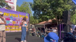 תלמידים זרקו כוסות על מיכל בן ארי במהלך נאום נגד חוק הגיוס